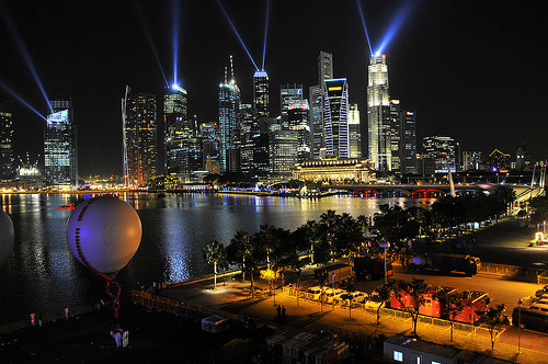 50,000+ Luces de la ciudad en la noche Fotos