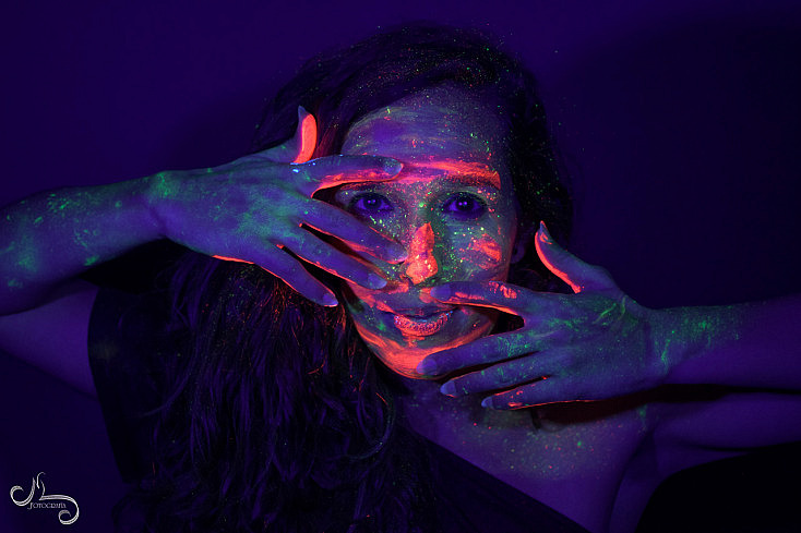 Sesión de Retrato con Luz Negra y Maquillaje Fluorescente